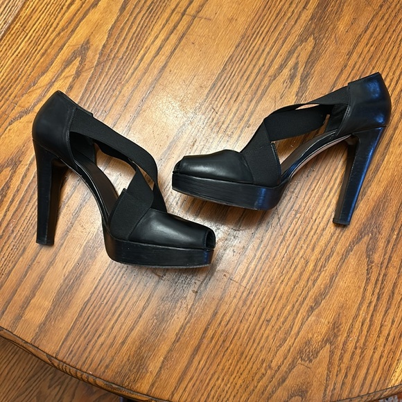 Stuart Weitzman Black shoes with a 4.5” Heel - Picture 3 of 6